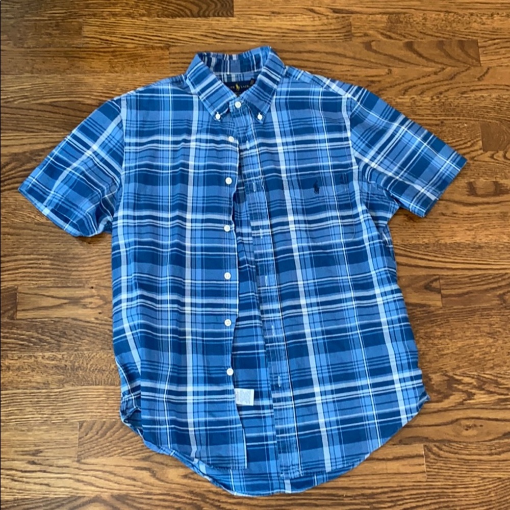 Men’s short sleeve shirt.